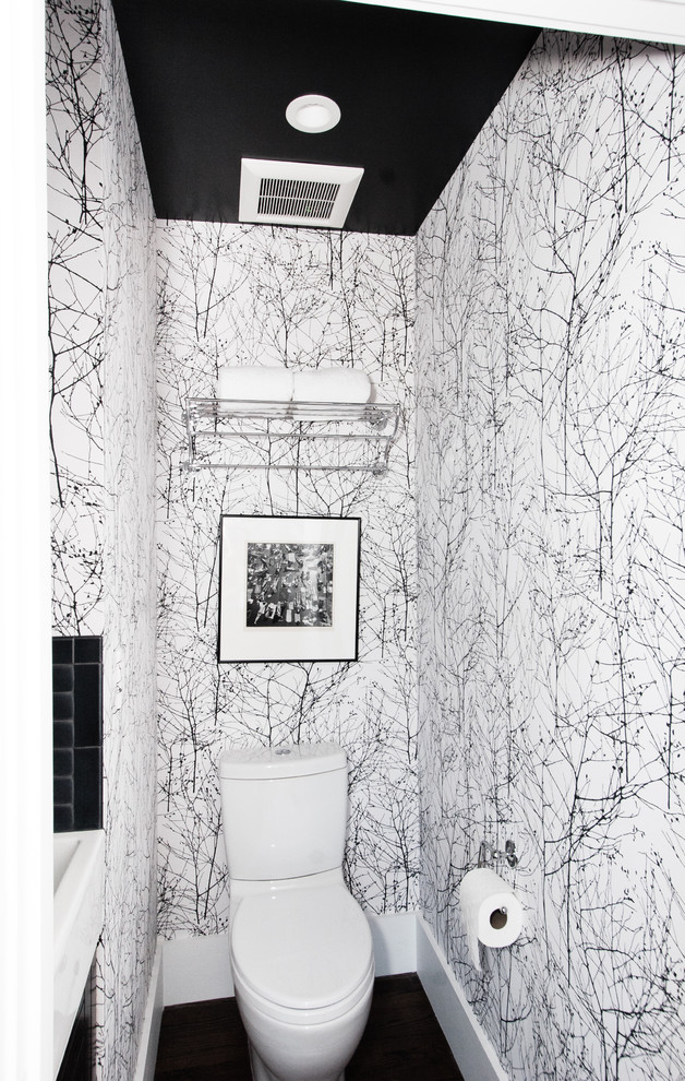 Moderne Gästetoilette mit weißer Wandfarbe, Wandtoilette mit Spülkasten und Tapetenwänden in San Francisco