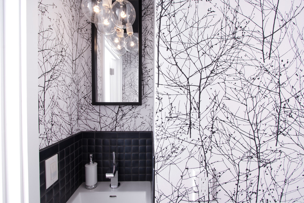 Источник вдохновения для домашнего уюта: туалет в стиле ретро с черной плиткой, подвесной раковиной и разноцветными стенами