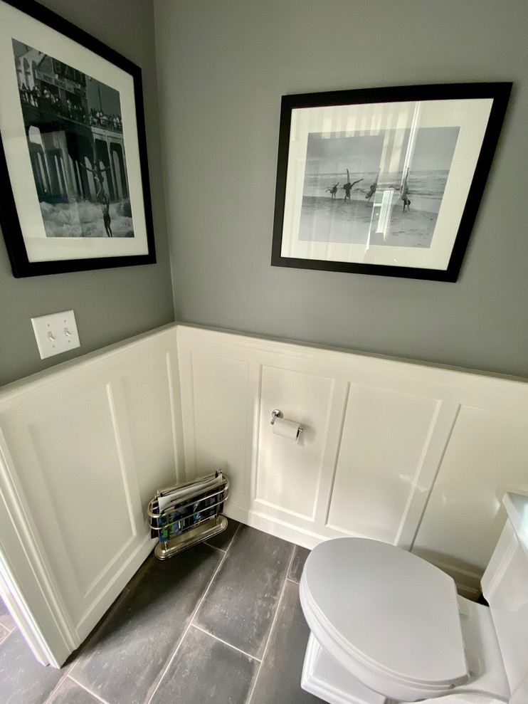 Idéer för mellanstora vintage toaletter, med en toalettstol med separat cisternkåpa, grå väggar, klinkergolv i porslin, ett piedestal handfat och svart golv