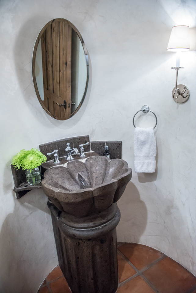 Inspiration pour un WC et toilettes traditionnel de taille moyenne avec un lavabo de ferme, WC séparés, un mur blanc et tomettes au sol.