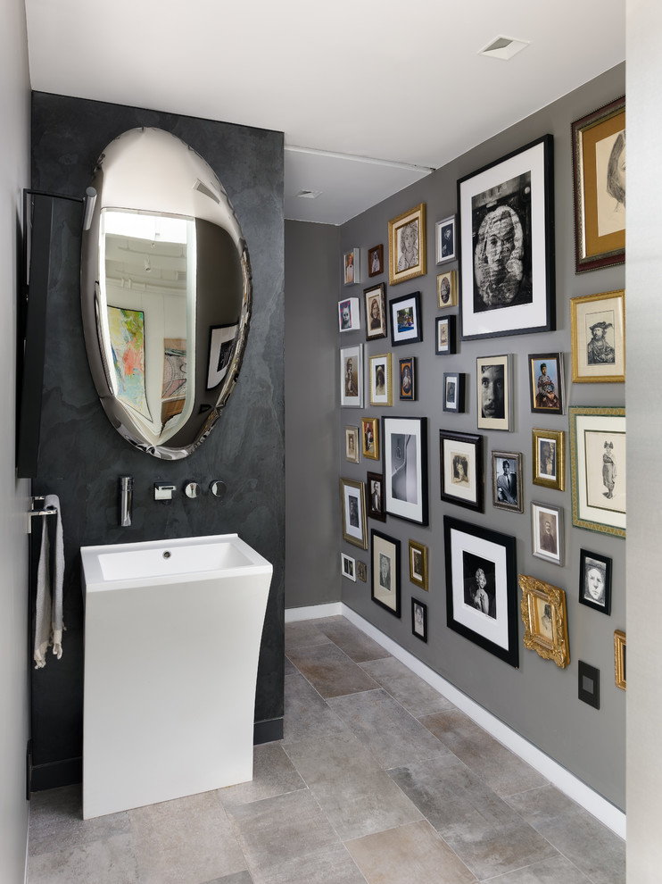 Свежая идея для дизайна: туалет в современном стиле с серыми стенами, раковиной с пьедесталом и серым полом - отличное фото интерьера