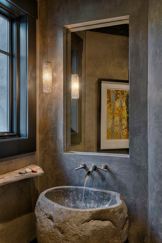 Стильный дизайн: туалет в стиле рустика с настольной раковиной и серыми стенами - последний тренд