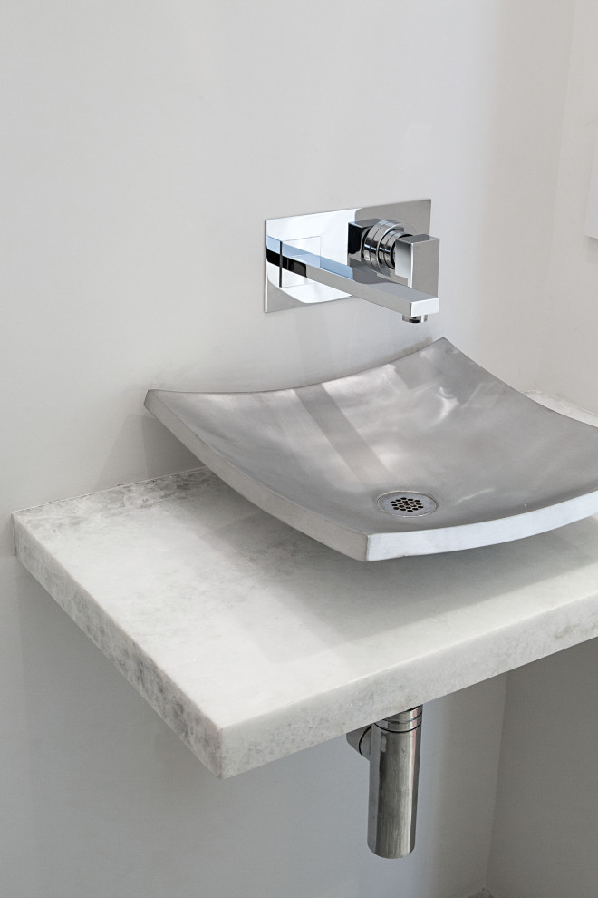 Große Moderne Gästetoilette mit weißer Wandfarbe, Aufsatzwaschbecken, Onyx-Waschbecken/Waschtisch und weißer Waschtischplatte in New York