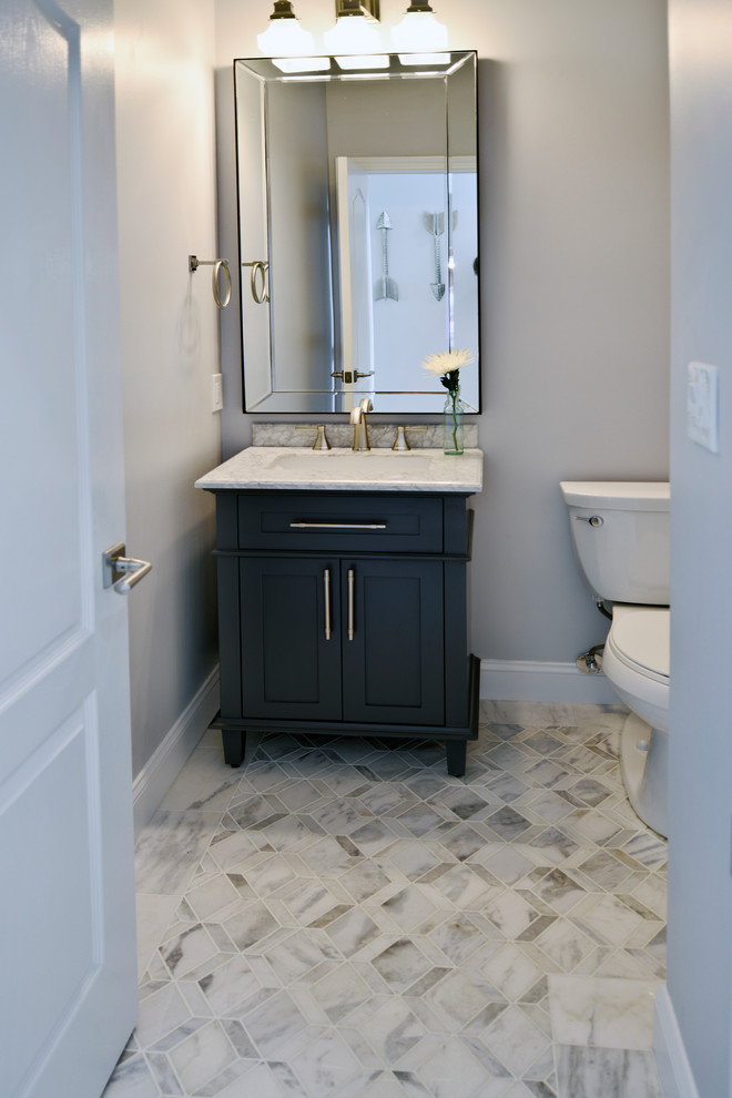 Inspiration för ett litet vintage toalett, med luckor med infälld panel, svarta skåp, en toalettstol med separat cisternkåpa, gröna väggar, marmorgolv, ett undermonterad handfat, marmorbänkskiva och grått golv