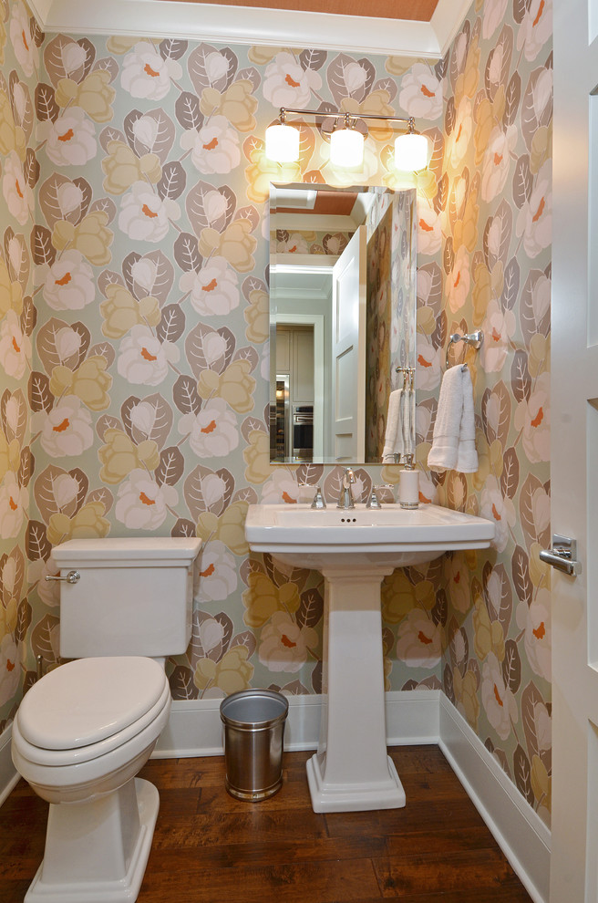 Foto på ett funkis toalett, med ett piedestal handfat