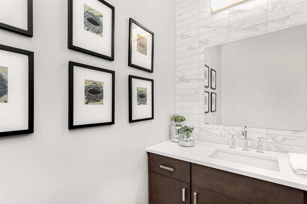 シアトルにあるラグジュアリーな広いコンテンポラリースタイルのおしゃれなトイレ・洗面所 (フラットパネル扉のキャビネット、濃色木目調キャビネット、白いタイル、ガラスタイル、グレーの壁、アンダーカウンター洗面器、クオーツストーンの洗面台) の写真