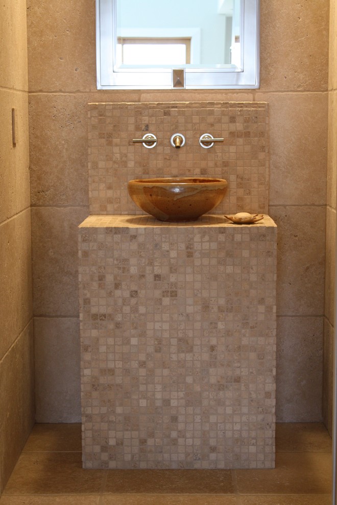ミネアポリスにあるモダンスタイルのおしゃれなトイレ・洗面所 (トラバーチンタイル) の写真