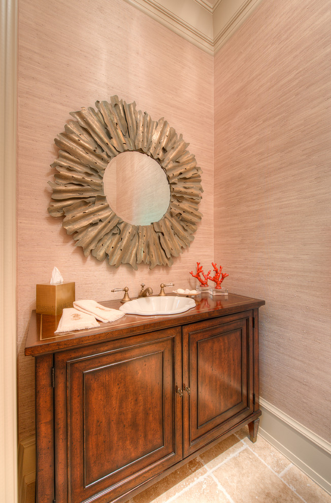 Klassische Gästetoilette mit Einbauwaschbecken, Schrankfronten mit vertiefter Füllung, hellbraunen Holzschränken, Waschtisch aus Holz und brauner Waschtischplatte in Charleston