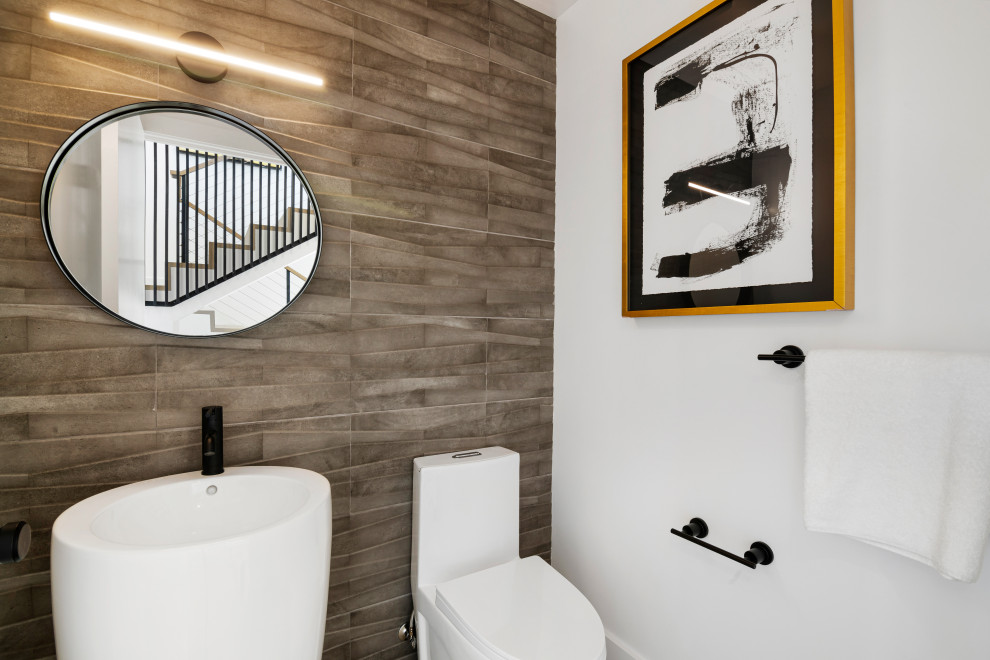 Свежая идея для дизайна: маленький туалет в современном стиле с унитазом-моноблоком, плиткой мозаикой, серой плиткой, белыми стенами и раковиной с пьедесталом для на участке и в саду - отличное фото интерьера
