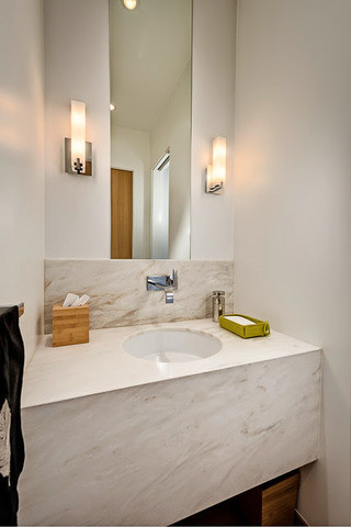 Kleine Moderne Gästetoilette mit weißer Wandfarbe, hellem Holzboden, Marmor-Waschbecken/Waschtisch und Unterbauwaschbecken in Chicago