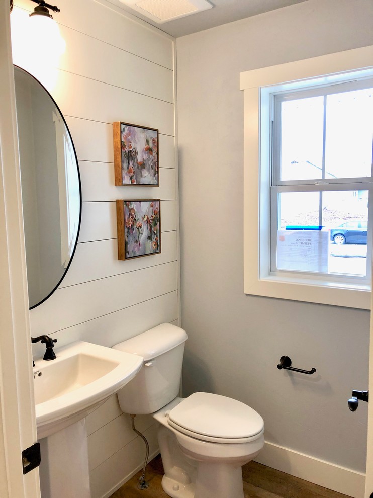 Foto di un piccolo bagno di servizio design con pareti grigie, pavimento in vinile, lavabo a colonna e pavimento marrone