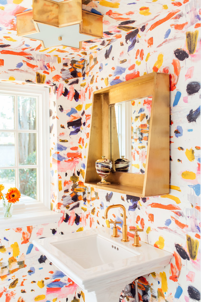 Eklektisk inredning av ett toalett, med flerfärgade väggar och ett piedestal handfat