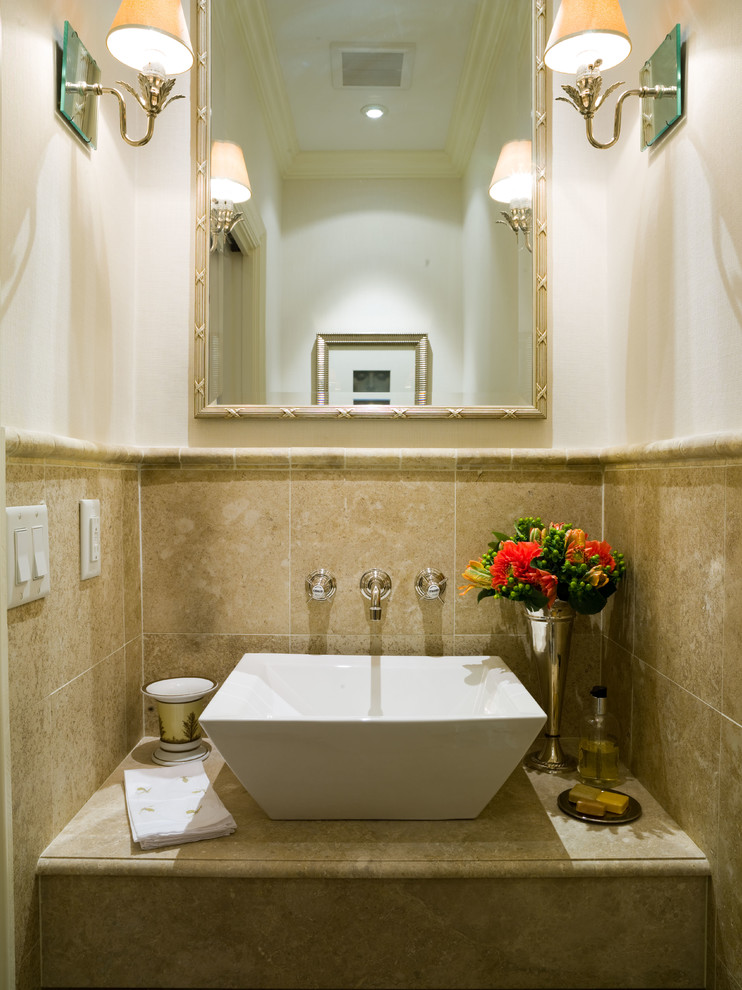 Imagen de aseo clásico pequeño con lavabo sobreencimera y baldosas y/o azulejos beige