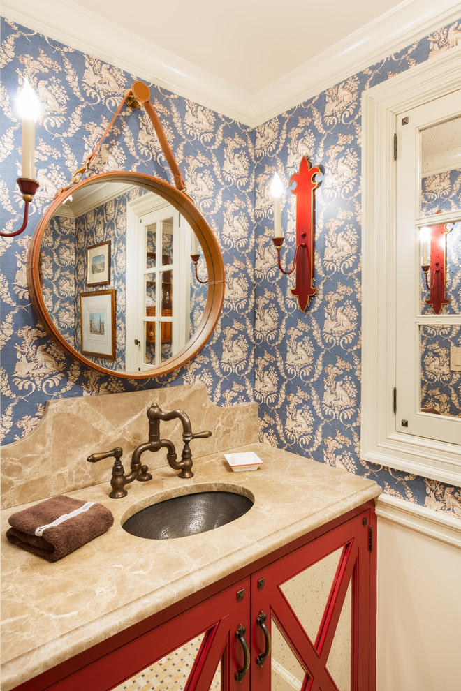 Ispirazione per un bagno di servizio tradizionale con consolle stile comò, ante rosse, pareti multicolore e lavabo sottopiano
