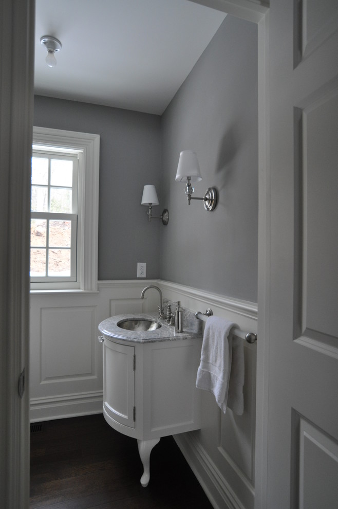 Esempio di un piccolo bagno di servizio chic con consolle stile comò, ante bianche, pareti grigie, parquet scuro, lavabo sottopiano, top in marmo e pavimento marrone