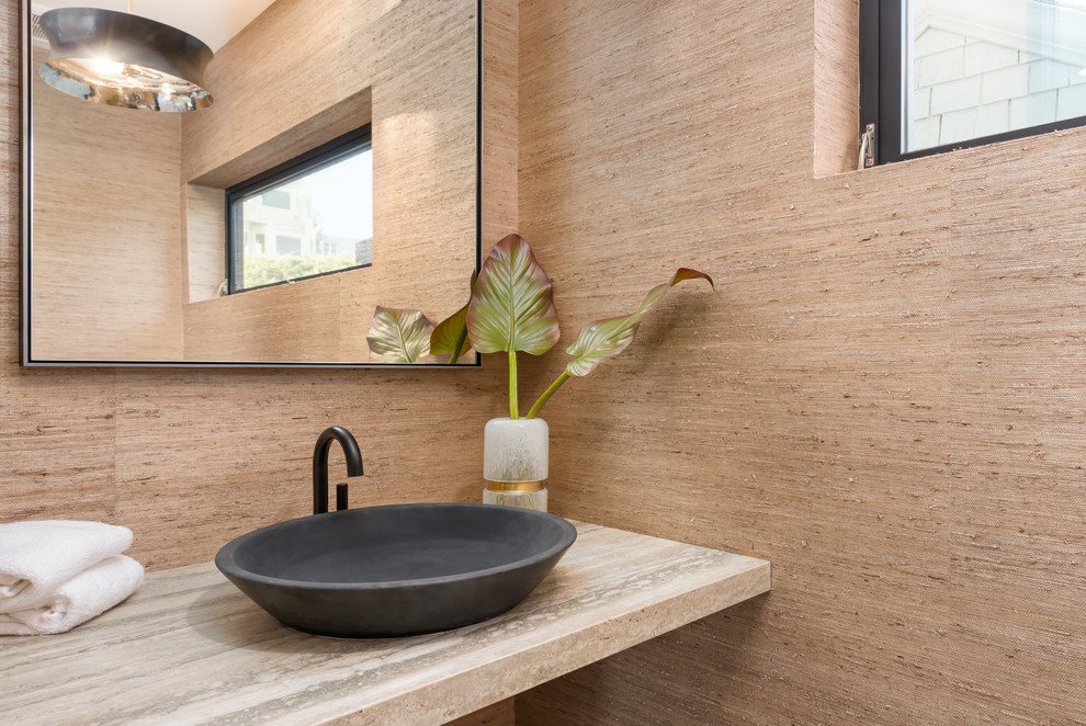 Ispirazione per un bagno di servizio design di medie dimensioni con pareti beige e lavabo a bacinella
