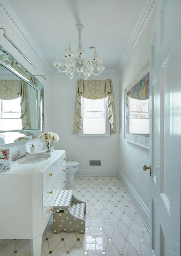 Idéer för mellanstora vintage vitt toaletter, med möbel-liknande, vita skåp, en toalettstol med separat cisternkåpa, vit kakel, vita väggar, marmorgolv, ett undermonterad handfat och marmorbänkskiva