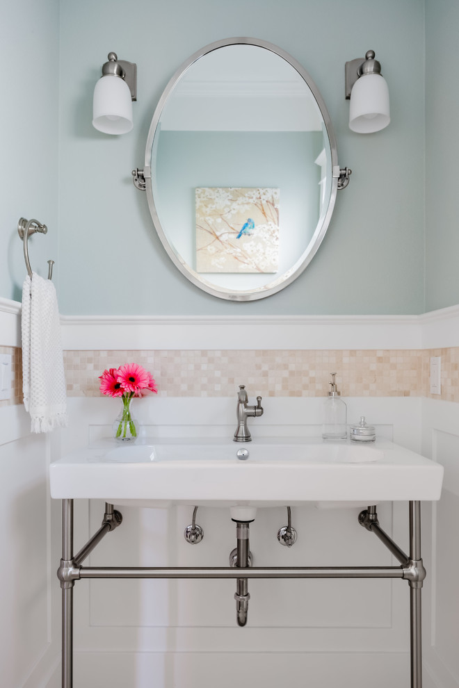 Foto de aseo clásico pequeño con baldosas y/o azulejos beige, baldosas y/o azulejos en mosaico, paredes azules y lavabo tipo consola