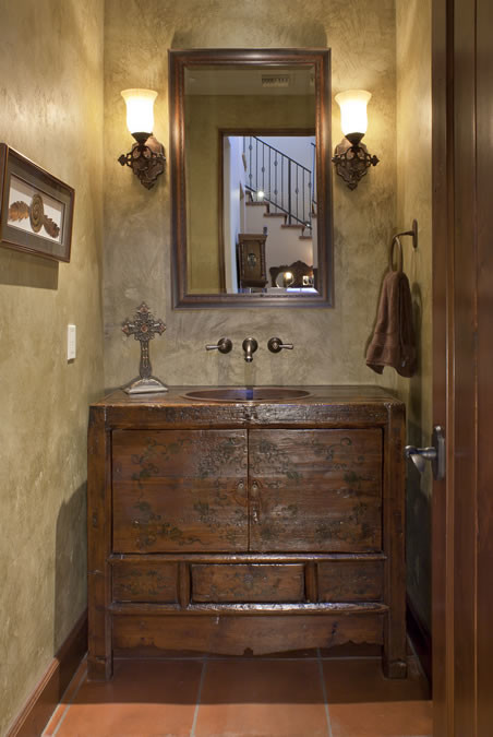 Inredning av ett amerikanskt litet toalett, med släta luckor, skåp i mörkt trä, beige väggar, ett nedsänkt handfat, träbänkskiva och klinkergolv i terrakotta