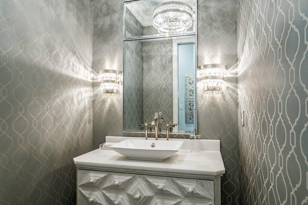 Foto på ett mellanstort vintage toalett, med möbel-liknande, vita skåp, grå väggar, mörkt trägolv, ett fristående handfat, marmorbänkskiva och brunt golv