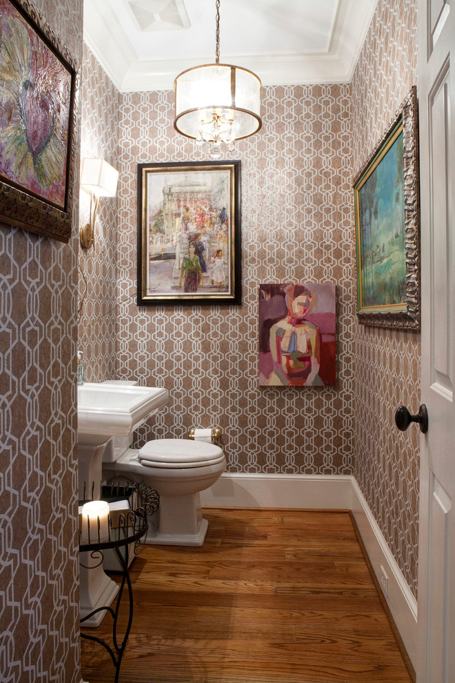 Foto de aseo bohemio de tamaño medio con lavabo con pedestal, sanitario de dos piezas y suelo de madera en tonos medios