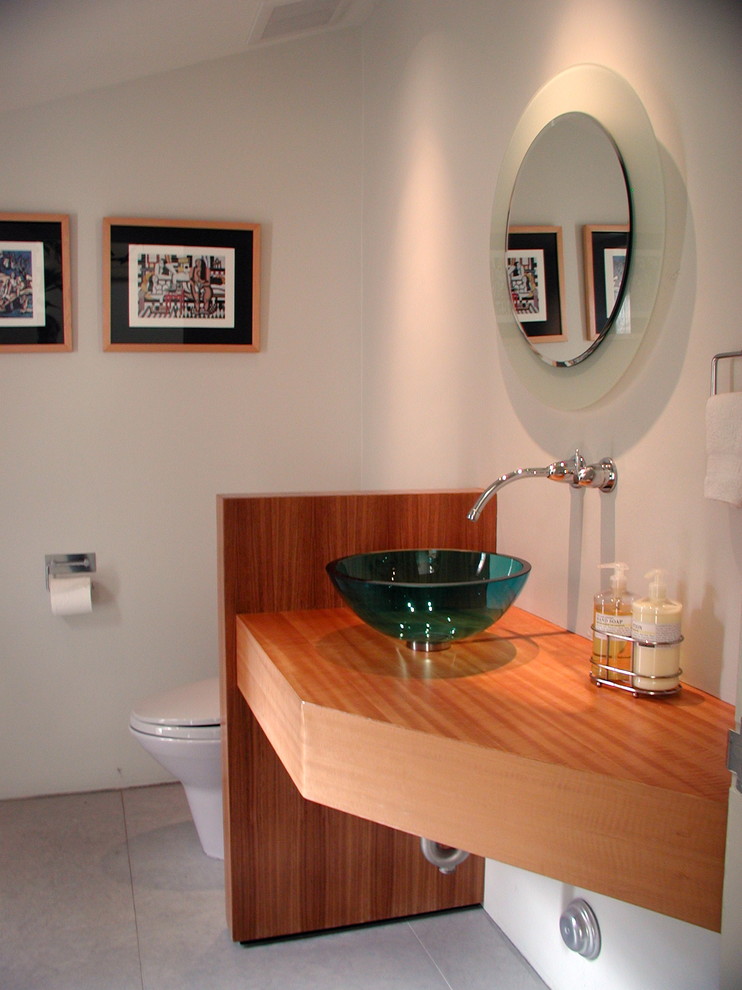 Große Moderne Gästetoilette mit offenen Schränken, hellbraunen Holzschränken, Wandtoilette mit Spülkasten, weißer Wandfarbe, Aufsatzwaschbecken, Waschtisch aus Holz und brauner Waschtischplatte in Los Angeles