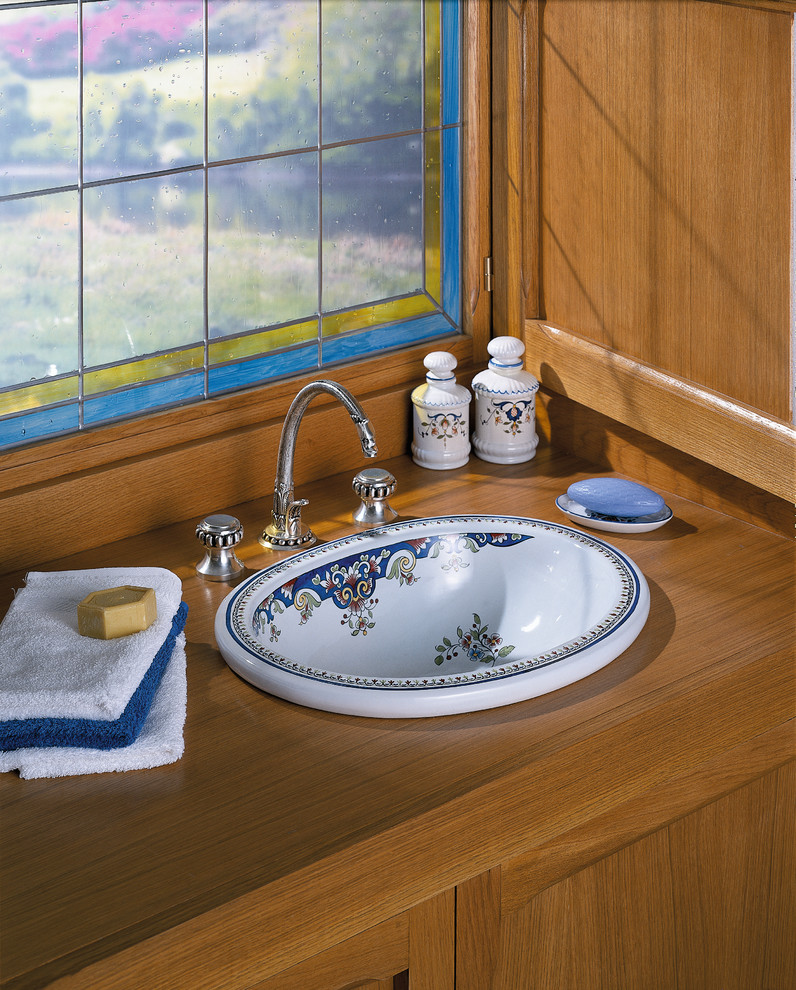 Foto di un grande bagno di servizio rustico con lavabo da incasso, top in legno, ante in legno chiaro e ante lisce