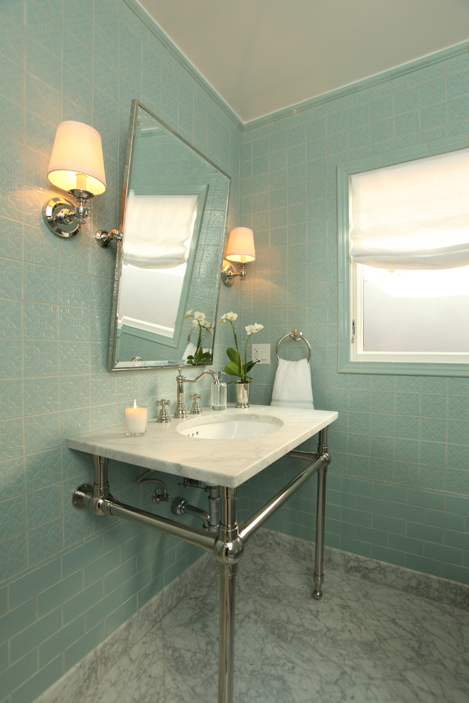 Esempio di un bagno di servizio design di medie dimensioni con piastrelle blu, piastrelle in ceramica, pareti blu, pavimento in marmo, lavabo integrato, top in marmo e pavimento grigio