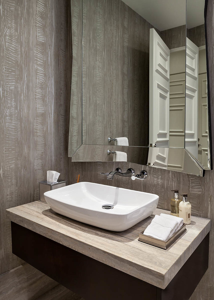 Foto di un bagno di servizio chic con lavabo a bacinella, ante lisce, ante in legno bruno e top grigio
