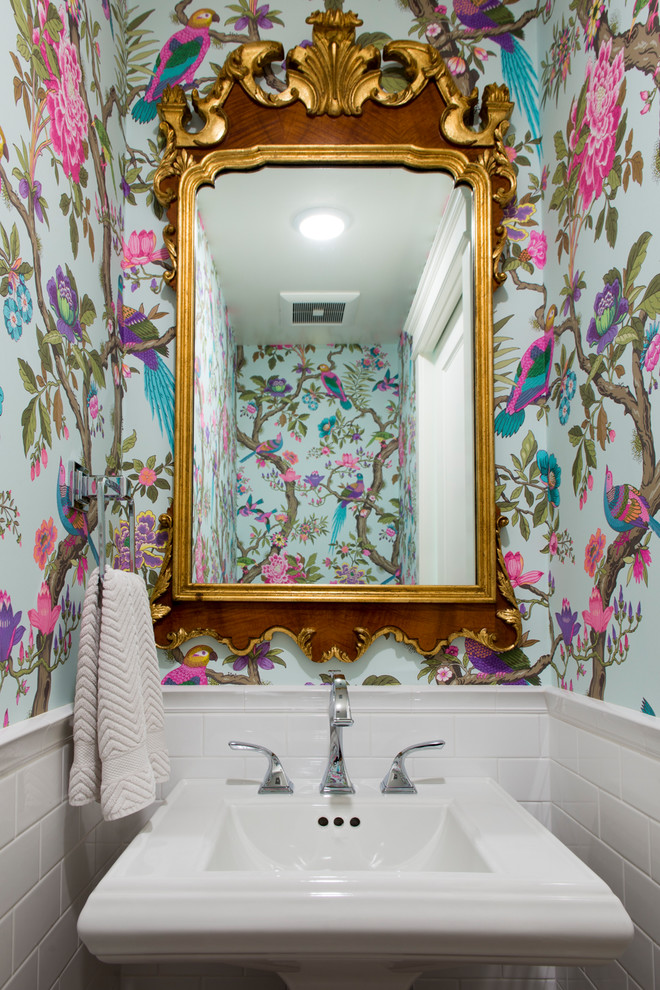 Kleine Stilmix Gästetoilette mit bunten Wänden, Sockelwaschbecken, weißen Fliesen und Metrofliesen in Sacramento