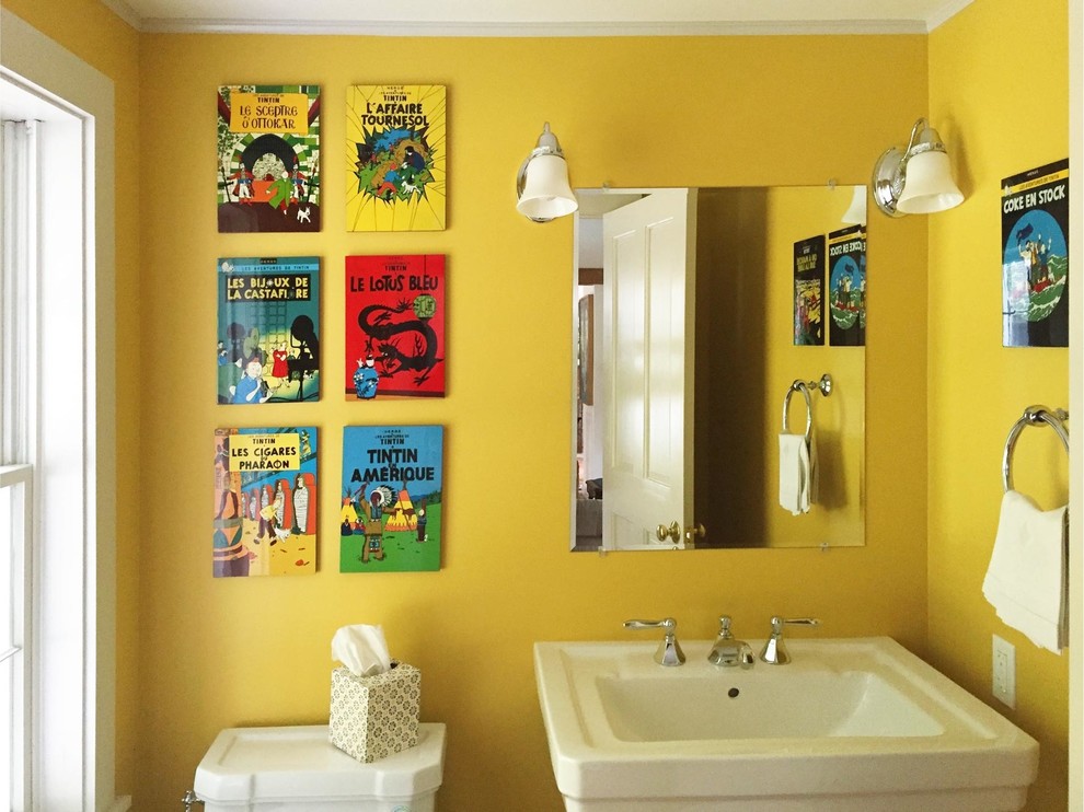 Cette photo montre un petit WC et toilettes chic avec un lavabo de ferme, WC séparés et un mur jaune.