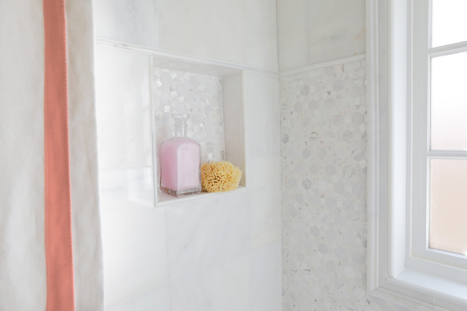 На фото: маленький туалет в классическом стиле с стеклянными фасадами, белыми фасадами, раздельным унитазом, белой плиткой, розовыми стенами, мраморным полом, врезной раковиной и мраморной столешницей для на участке и в саду