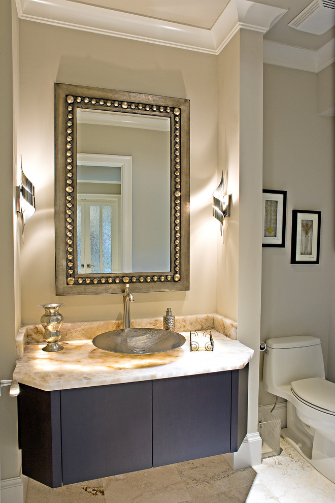 Immagine di un bagno di servizio design di medie dimensioni con ante lisce, ante marroni, WC monopezzo, piastrelle beige, pareti beige, pavimento in marmo, lavabo a bacinella, top in quarzite e pavimento beige