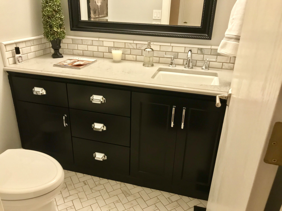 Idéer för ett litet klassiskt grå toalett, med möbel-liknande, svarta skåp, en toalettstol med separat cisternkåpa, grå kakel, marmorkakel, grå väggar, klinkergolv i porslin, ett undermonterad handfat, bänkskiva i kvarts och vitt golv