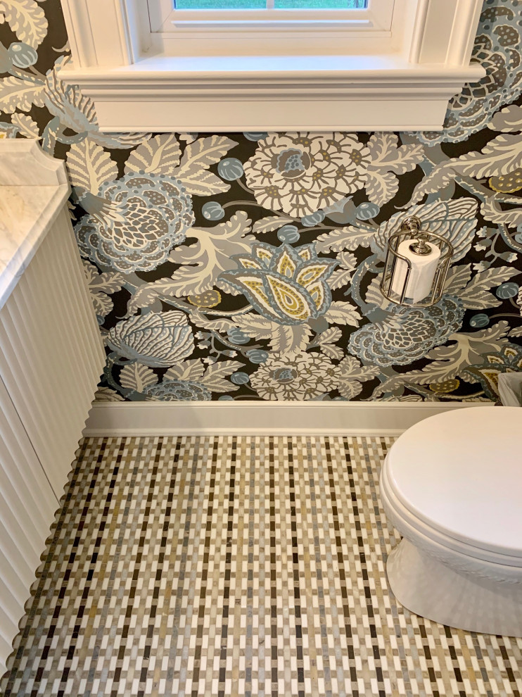 Cette image montre un WC et toilettes bohème avec un sol en marbre, un sol multicolore et du papier peint.