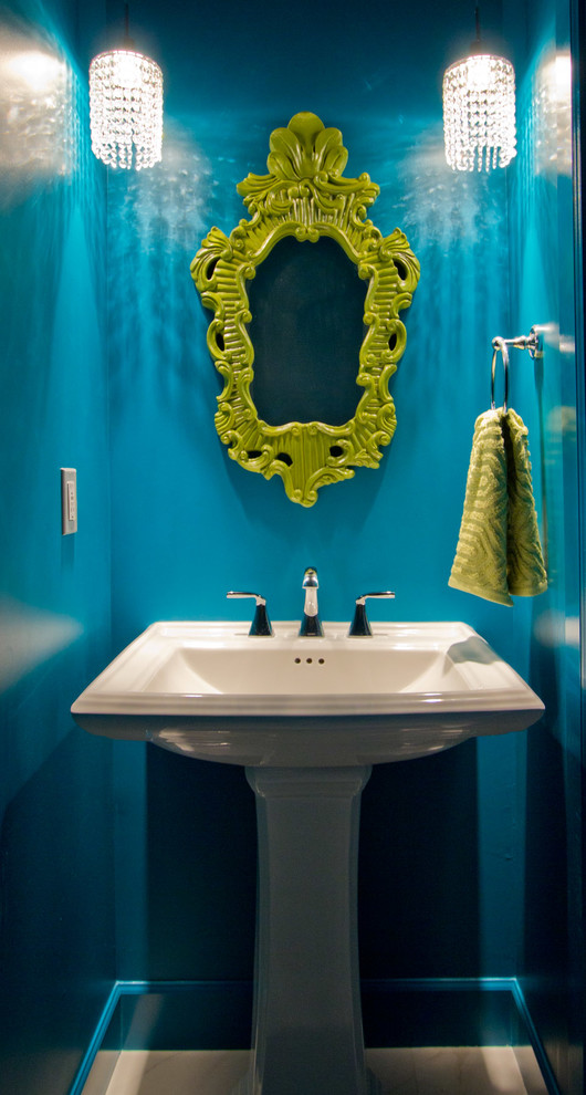 На фото: маленький туалет в стиле фьюжн с раковиной с пьедесталом, синими стенами и полом из керамогранита для на участке и в саду с