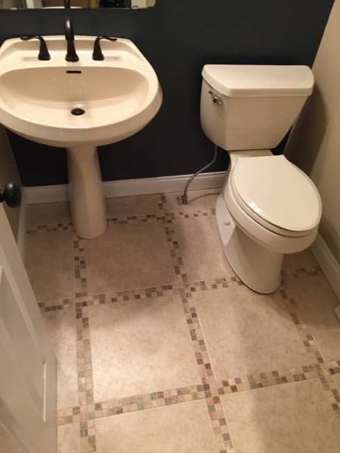 Exemple d'un petit WC et toilettes chic avec un lavabo de ferme, WC séparés, un carrelage beige, des carreaux de porcelaine, un mur bleu et un sol en carrelage de porcelaine.