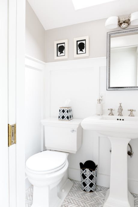 Diseño de aseo clásico pequeño con sanitario de una pieza, paredes grises, suelo de mármol, lavabo con pedestal y suelo gris