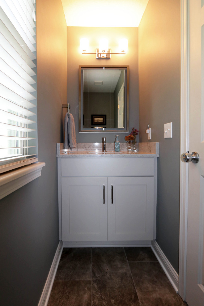 Exemple d'un petit WC et toilettes chic avec un placard à porte plane, des portes de placard grises, WC séparés, un plan de toilette en quartz modifié, un sol beige, un plan de toilette beige et meuble-lavabo sur pied.