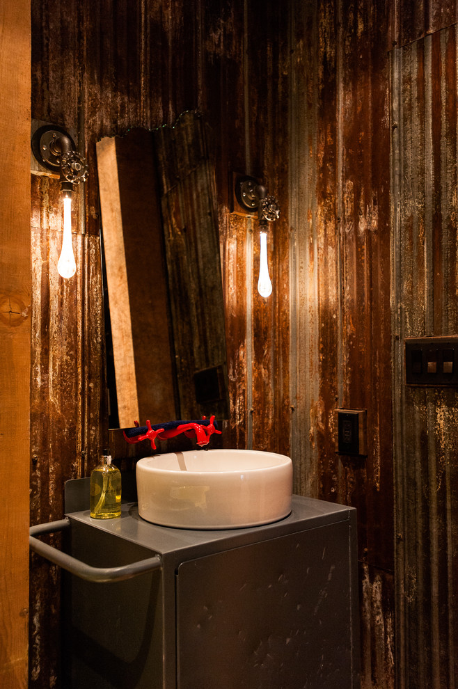 バンクーバーにあるインダストリアルスタイルのおしゃれなトイレ・洗面所 (ベッセル式洗面器) の写真