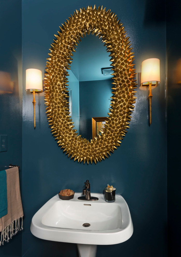 Ispirazione per un bagno di servizio minimal con pareti blu e lavabo a colonna
