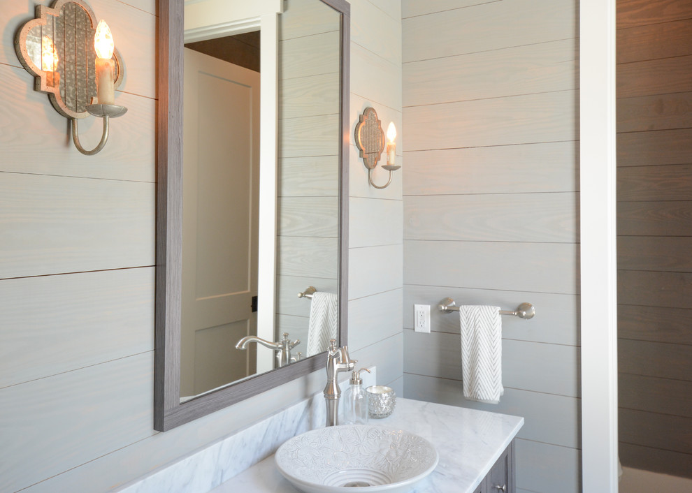 アトランタにある中くらいなトランジショナルスタイルのおしゃれなトイレ・洗面所 (家具調キャビネット、グレーの壁、ベッセル式洗面器、大理石の洗面台、グレーの床) の写真
