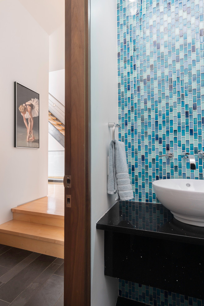 Moderne Gästetoilette mit Wandtoilette mit Spülkasten, farbigen Fliesen, Mosaikfliesen, weißer Wandfarbe, Porzellan-Bodenfliesen, Aufsatzwaschbecken, Quarzwerkstein-Waschtisch, grauem Boden und schwarzer Waschtischplatte in Montreal