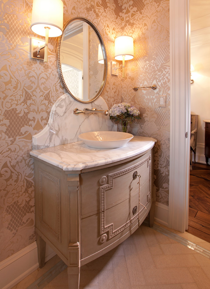 Свежая идея для дизайна: туалет в викторианском стиле с мраморной столешницей и белой столешницей - отличное фото интерьера