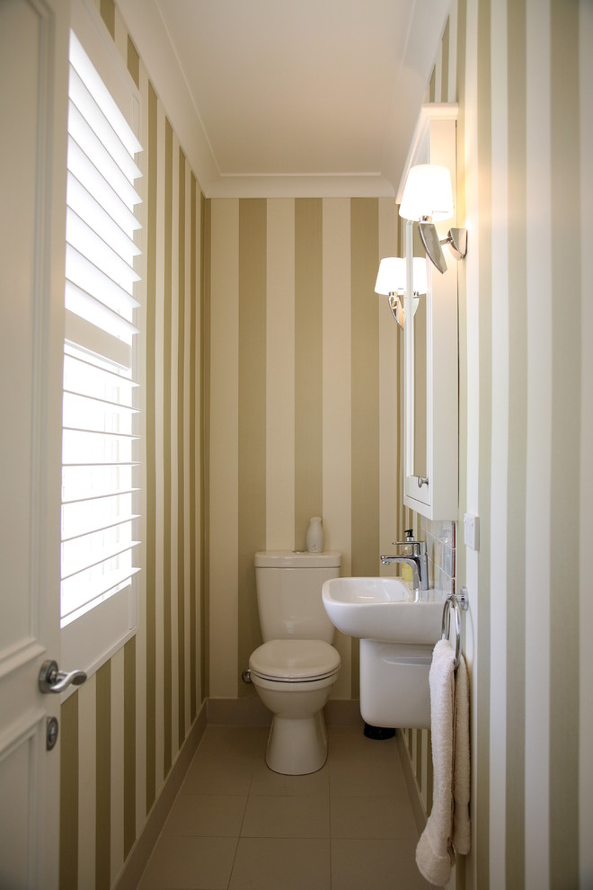 Mittelgroße Klassische Gästetoilette mit Wandwaschbecken, Wandtoilette mit Spülkasten und Porzellan-Bodenfliesen in Sydney