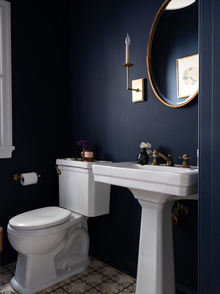 Inspiration för små klassiska toaletter, med en toalettstol med separat cisternkåpa, blå väggar, klinkergolv i terrakotta och ett piedestal handfat