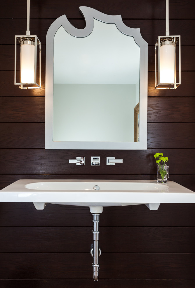Ispirazione per un bagno di servizio tradizionale di medie dimensioni con WC a due pezzi, piastrelle marroni, pareti beige, lavabo sospeso, top in superficie solida e top bianco