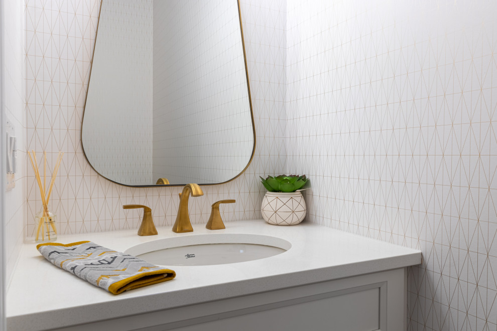 Foto di un piccolo bagno di servizio tradizionale con ante in stile shaker, ante bianche, lavabo sottopiano, top in quarzo composito e top bianco