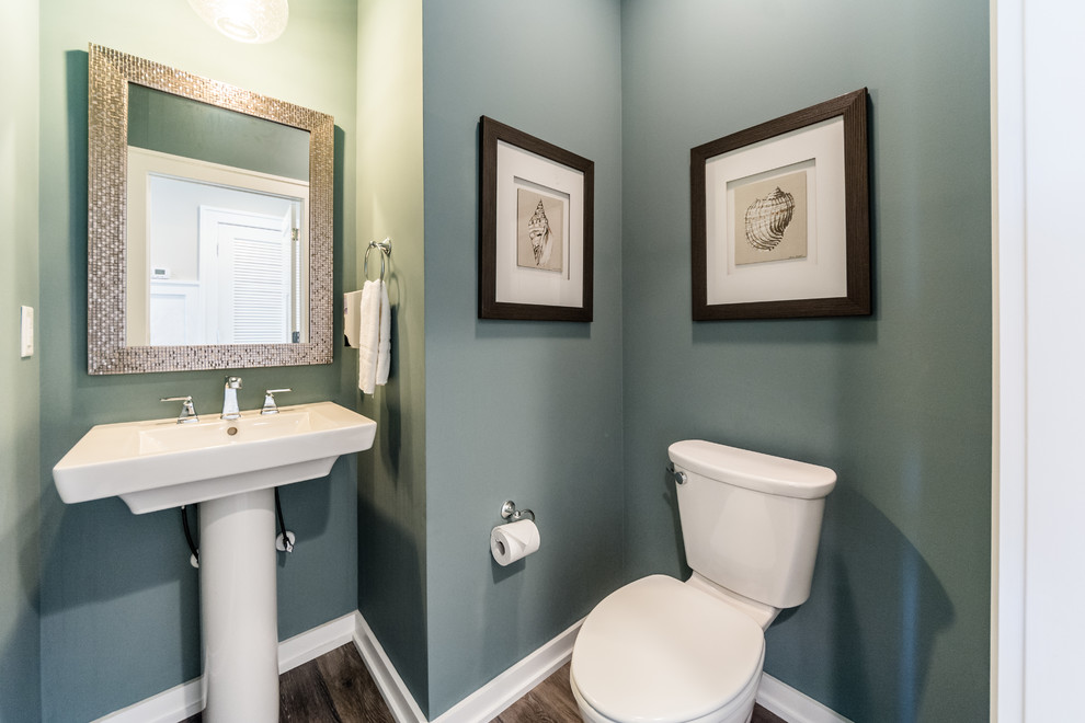 Inspiration för ett litet vintage toalett, med en toalettstol med separat cisternkåpa, grå väggar, mörkt trägolv, ett piedestal handfat och brunt golv