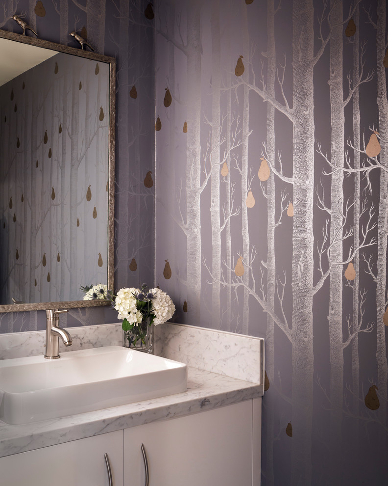 Immagine di un bagno di servizio contemporaneo con lavabo a bacinella, pareti multicolore, ante lisce e ante bianche
